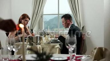 一对年轻夫妇趁着白光在高级餐厅吃庆祝晚餐